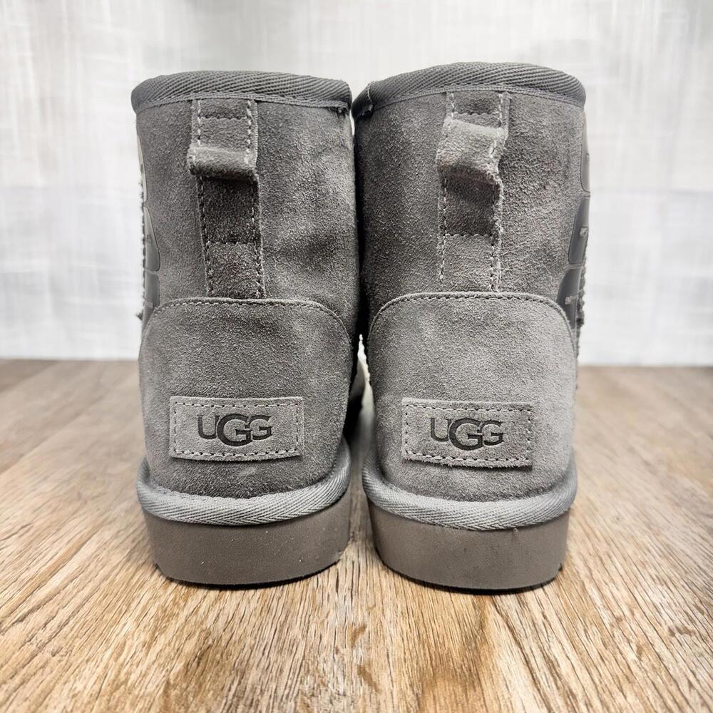 UGG Classic Mini Boots Womens 6 Gray Suede Rubber Logo Cozy‎ Winter NWB Cabin - Picture 4 of 9